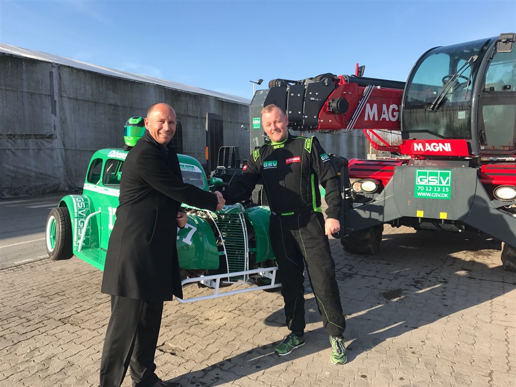 Et godt jysk håndtryk der indeholder en rigtig god aftale.
(Foto: Racing Team Næsbjerg Gulve)